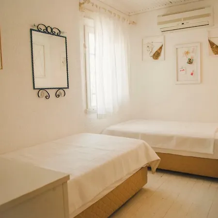 Mell's Bed & Breakfast 2*