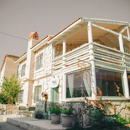 Mell's Bed & Breakfast 2*